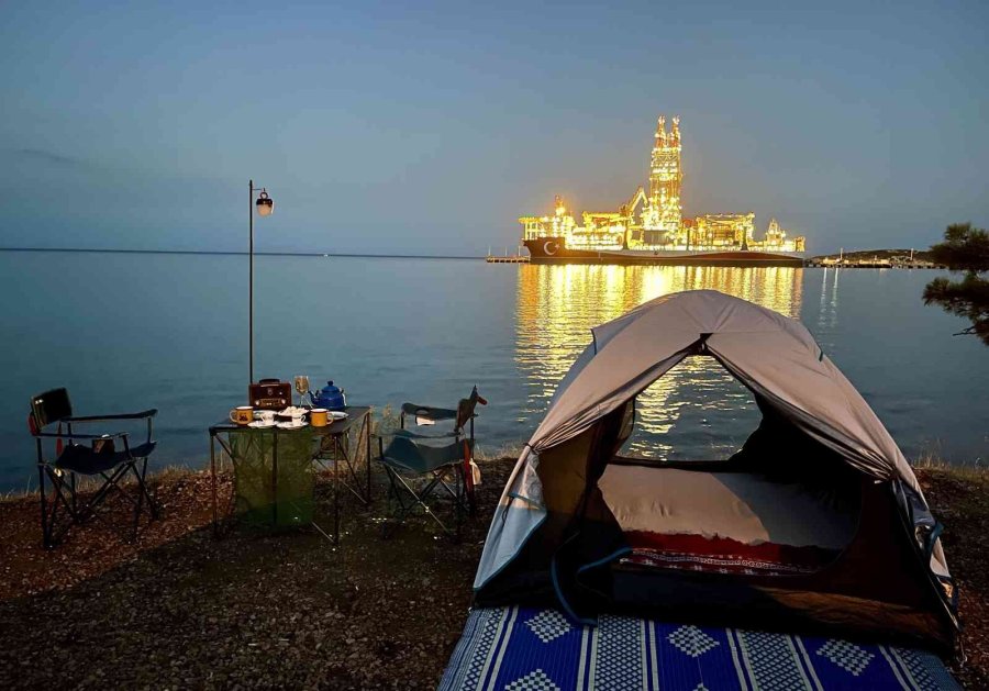 "abdülhamid Han" Gemisinin Manzarasında Kamp