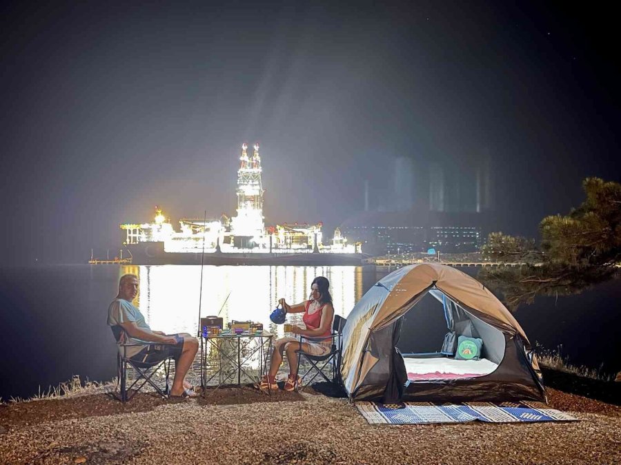 "abdülhamid Han" Gemisinin Manzarasında Kamp