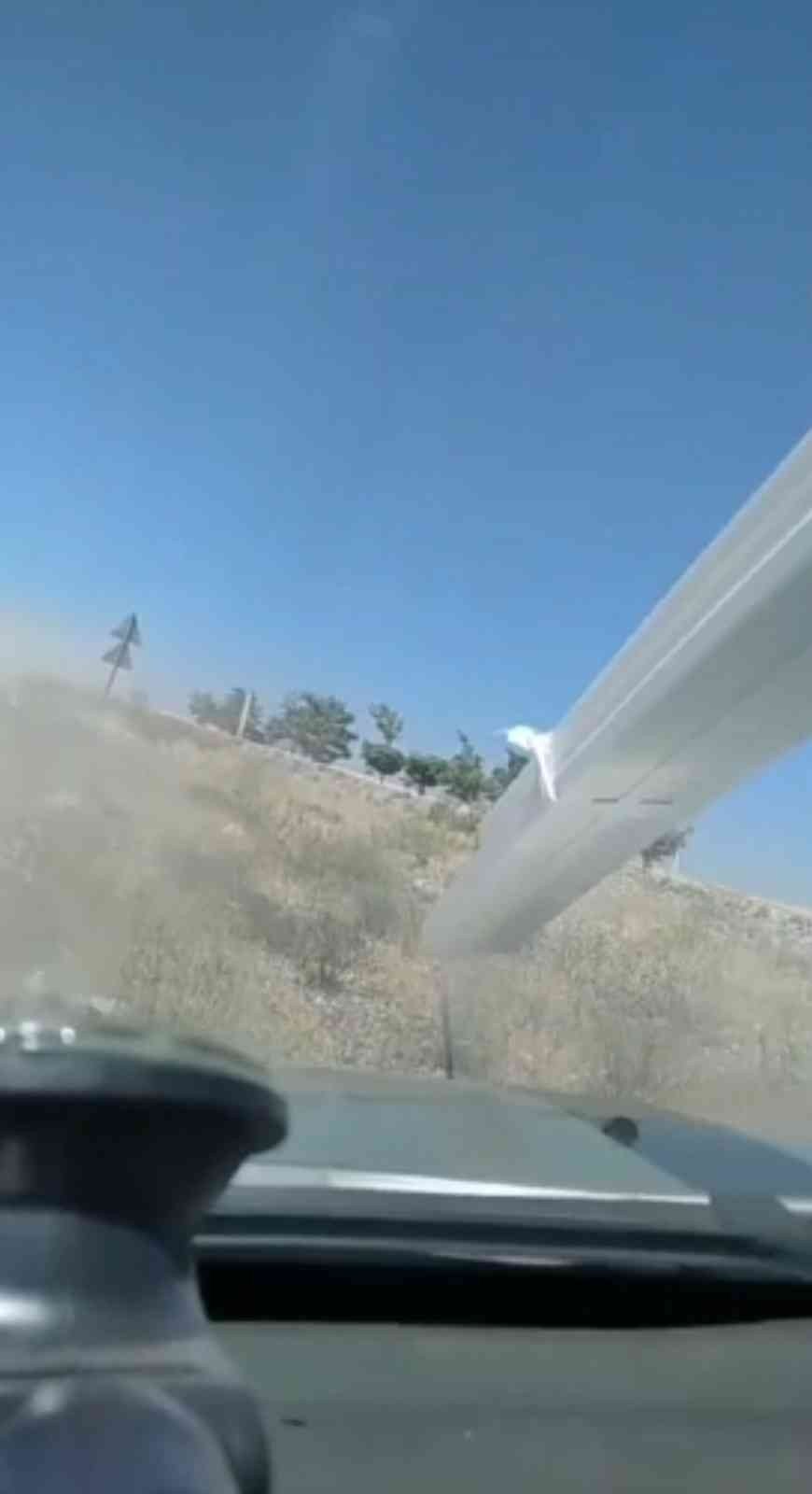 Sollamak İsterken Üzerine Gelen Otobüse Çarpan Otomobilin Yaptığı Kaza Kamerada