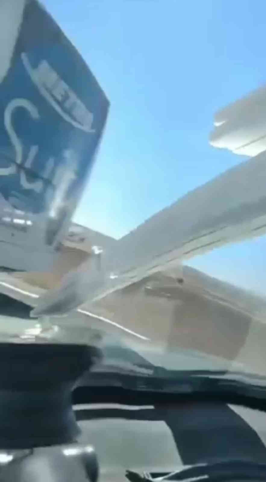 Sollamak İsterken Üzerine Gelen Otobüse Çarpan Otomobilin Yaptığı Kaza Kamerada