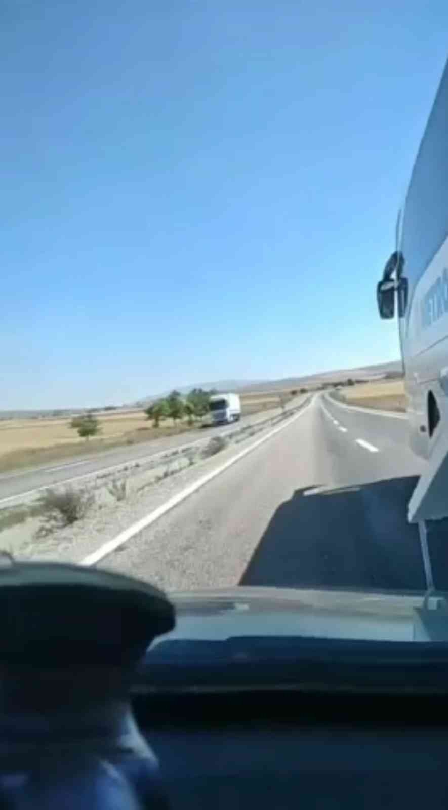 Sollamak İsterken Üzerine Gelen Otobüse Çarpan Otomobilin Yaptığı Kaza Kamerada