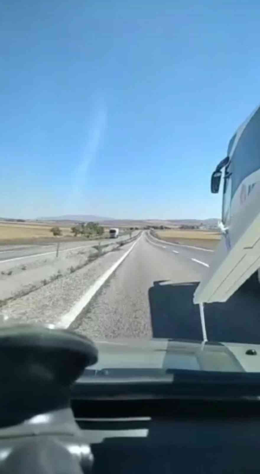 Sollamak İsterken Üzerine Gelen Otobüse Çarpan Otomobilin Yaptığı Kaza Kamerada