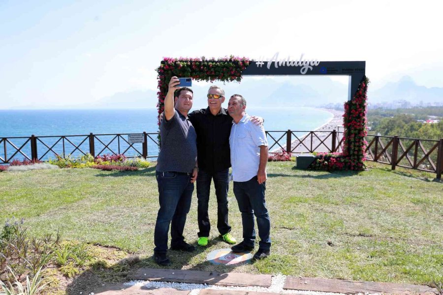 Antalya’nın Simgelerinden Çiçekli Fotoğraf Çerçevesi Aşırı Sıcaklara Dayanamayarak Kurudu