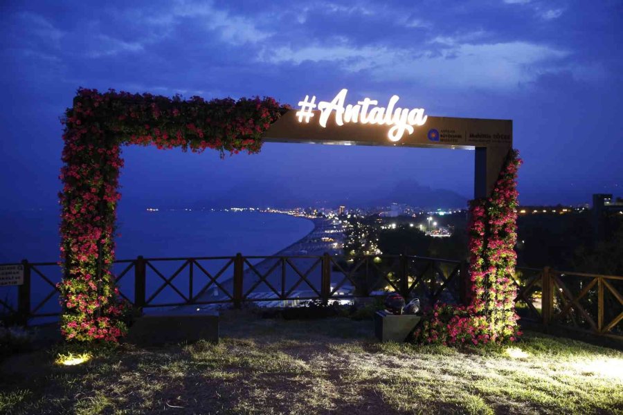 Antalya’nın Simgelerinden Çiçekli Fotoğraf Çerçevesi Aşırı Sıcaklara Dayanamayarak Kurudu