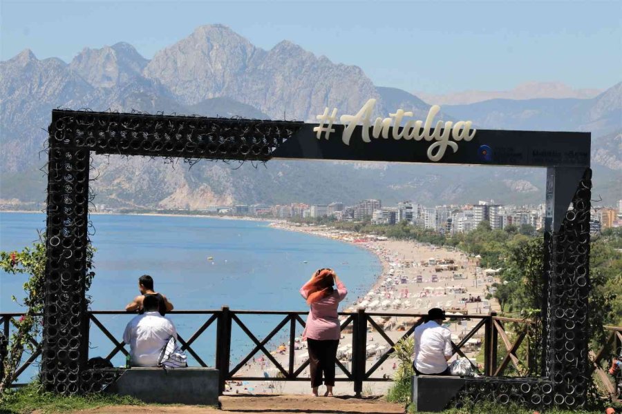 Antalya’nın Simgelerinden Çiçekli Fotoğraf Çerçevesi Aşırı Sıcaklara Dayanamayarak Kurudu