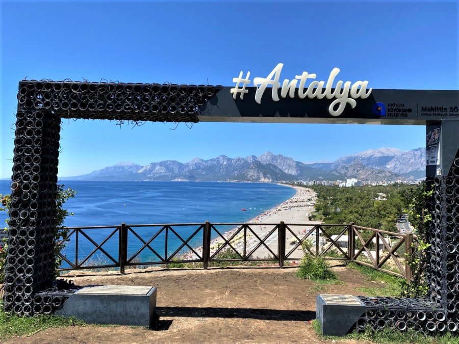 Antalya’nın Simgelerinden Çiçekli Fotoğraf Çerçevesi Aşırı Sıcaklara Dayanamayarak Kurudu