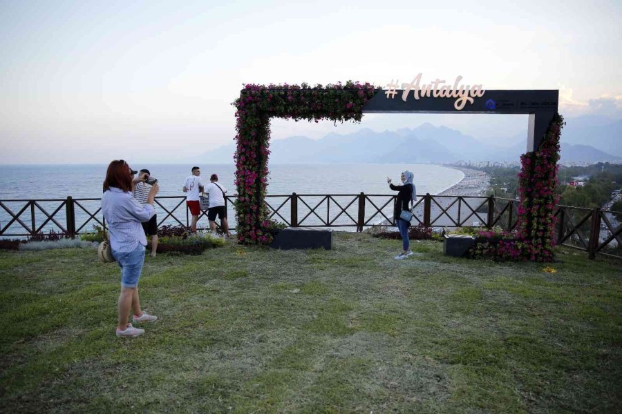 Antalya’nın Simgelerinden Çiçekli Fotoğraf Çerçevesi Aşırı Sıcaklara Dayanamayarak Kurudu