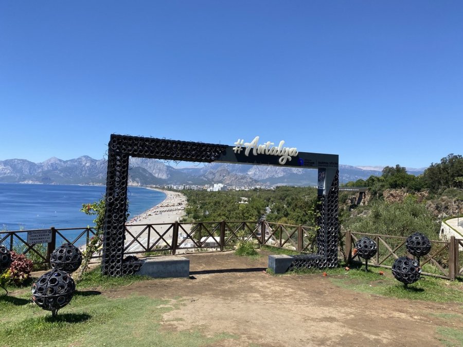 Antalya’nın Simgelerinden Çiçekli Fotoğraf Çerçevesi Aşırı Sıcaklara Dayanamayarak Kurudu