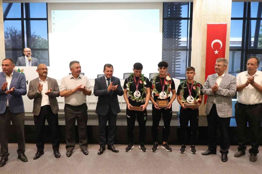 Başarılı Güreşçiler Ödüllendirildi