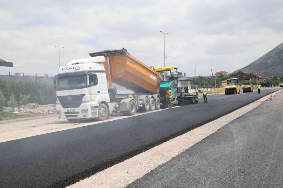 Başkan Büyükkılıç Yol Çalışmalarını Denetledi, Asfalt Serdi