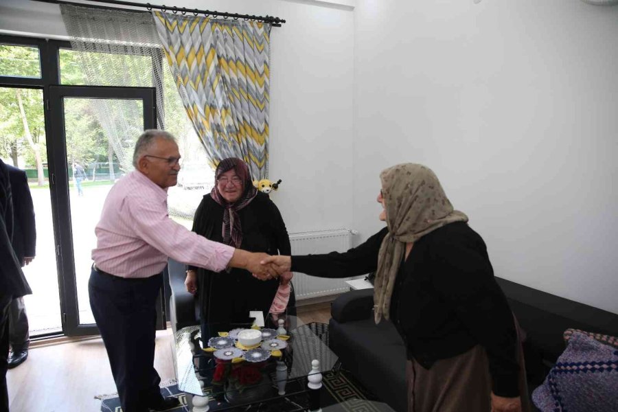 Başkan Büyükkılıç, Ulu Çınarların Gönlünü Aldı