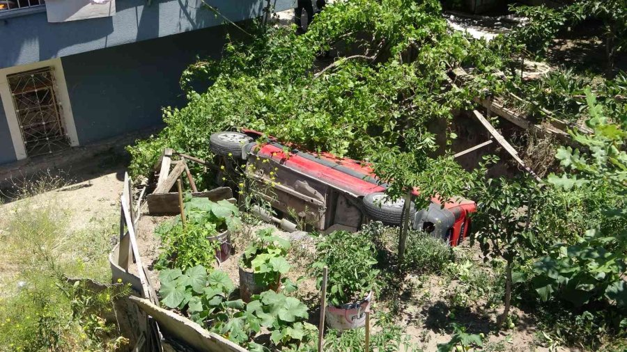 Otomobil Bahçeye Uçtu, Anne Ve 2 Çocuğu Yaralandı