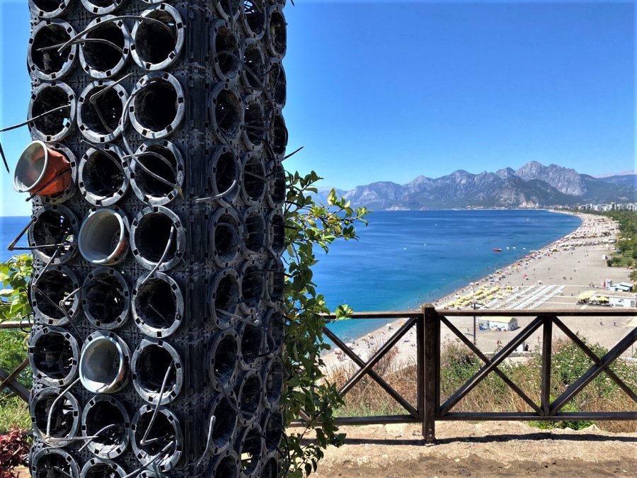 Antalya’nın Simgelerinden Çiçekli Fotoğraf Çerçevesi Aşırı Sıcaklara Dayanamayarak Kurudu