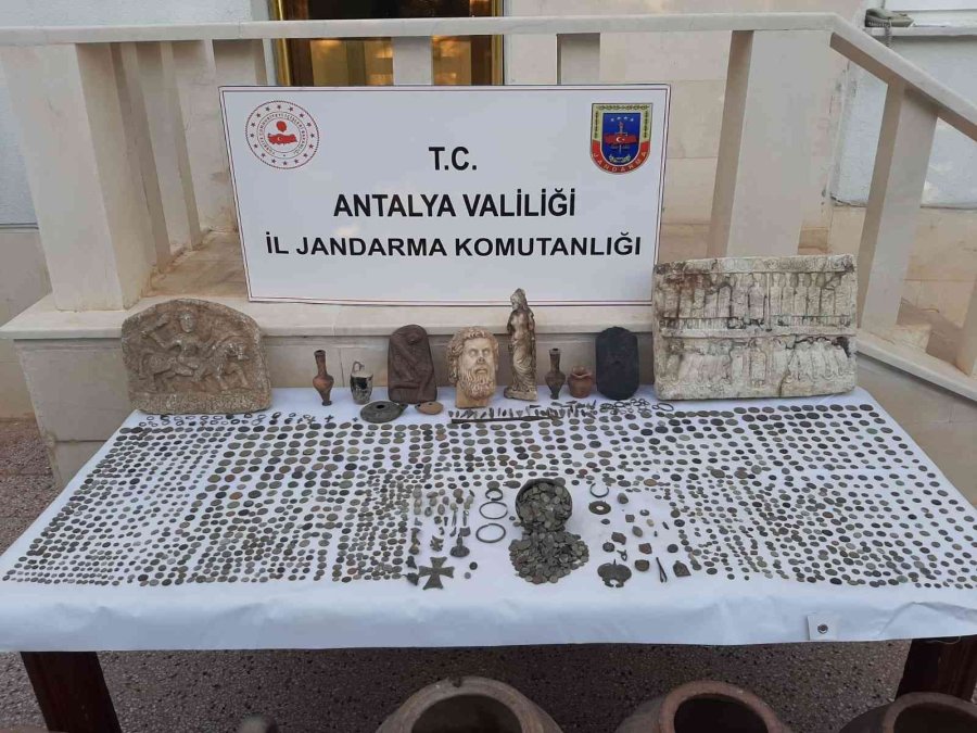 2 Bin 713 Parça Kaçak Tarihi Eserle Evini Müzeye Çevirdi, Jandarmaya Yakalandı