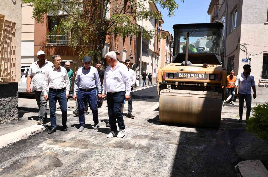 Başkan Ataç Yol Ve Kaldırım Çalışmalarını Yerinde İnceledi
