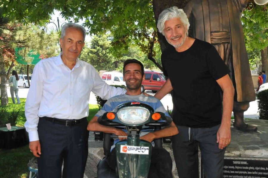 Behzat Uygur Tezgah Başına Geçip Bıçak Biledi