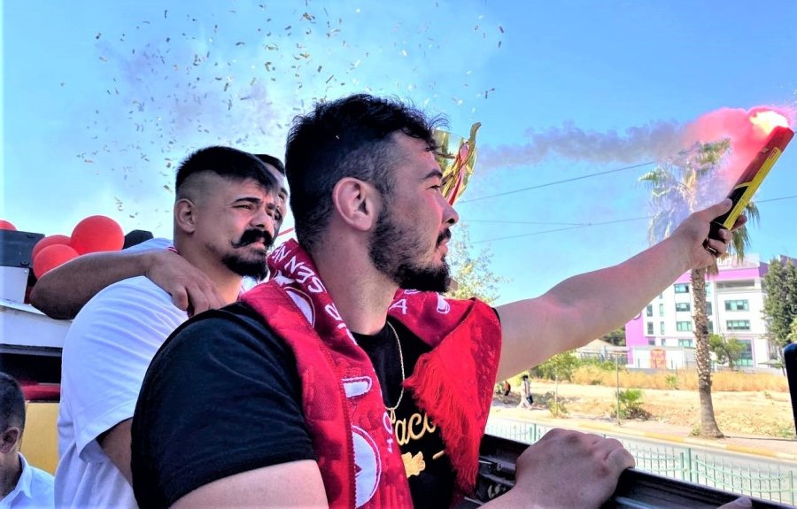 Kırkpınar’da Başpehlivanlığı Kazanan Cengizhan Şimşek, Memleketi Antalya’da Coşkuyla Karşılandı