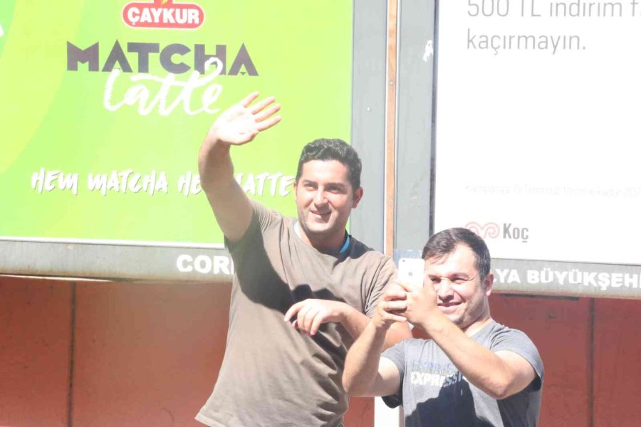 Kırkpınar’da Başpehlivanlığı Kazanan Cengizhan Şimşek, Memleketi Antalya’da Coşkuyla Karşılandı