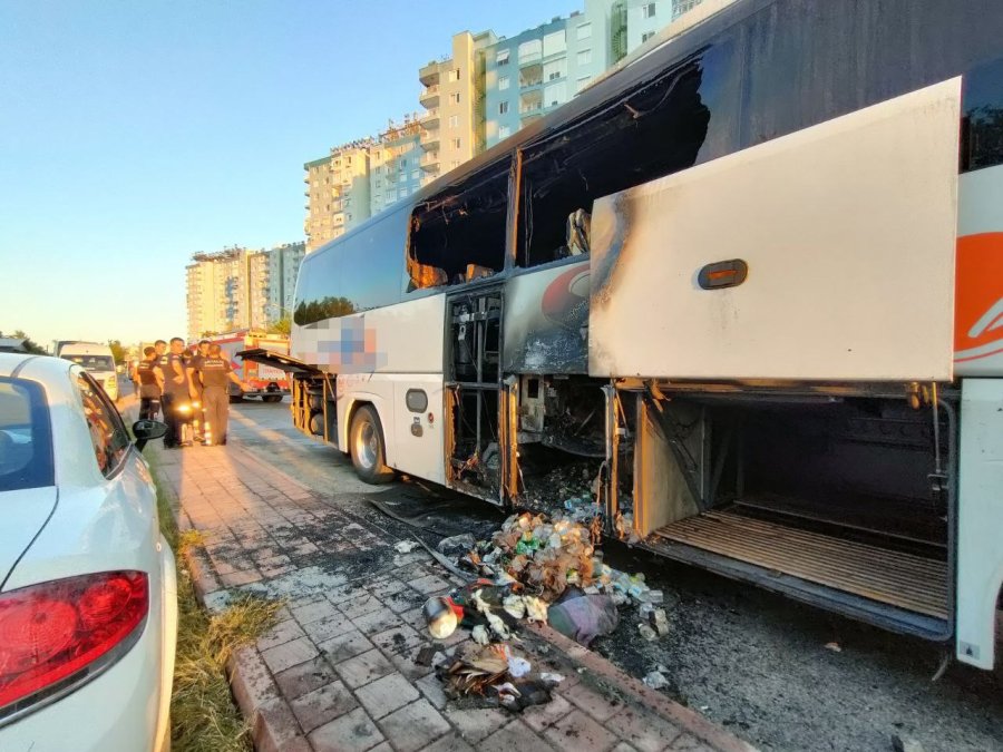 Antalya’da Park Halindeki Boş Yolcu Otobüsünde Yangın