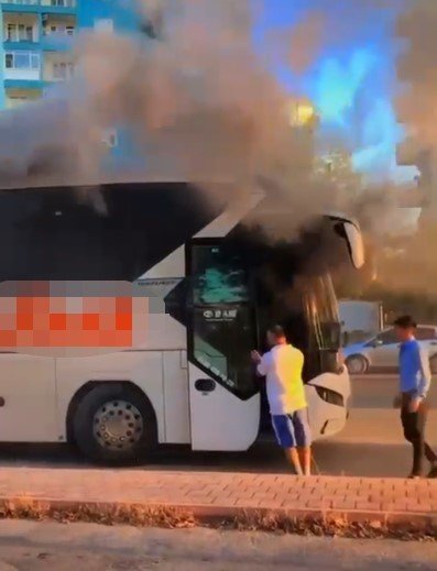 Antalya’da Park Halindeki Boş Yolcu Otobüsünde Yangın