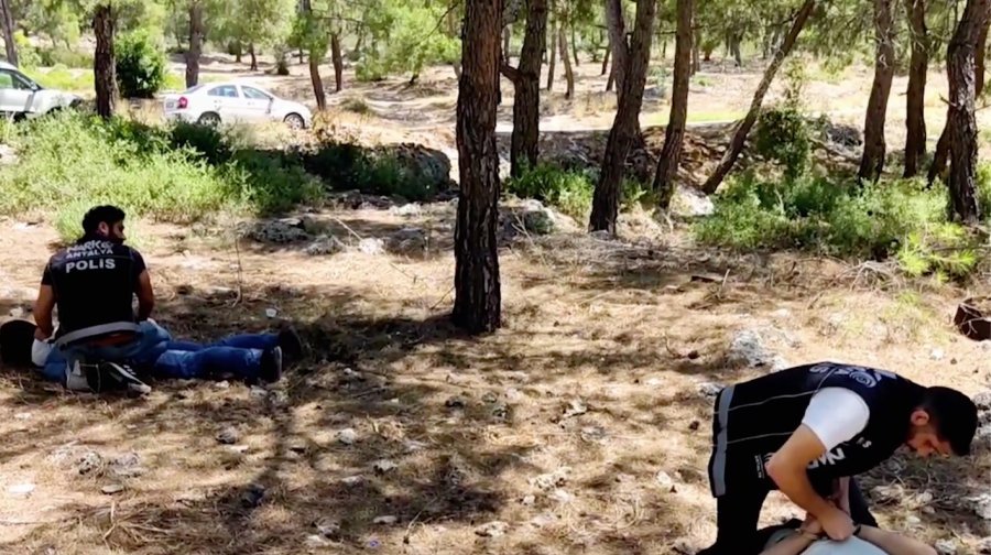 Polisin Otomobille Yolunu Kestiği Uyuşturucu Tacirleri Ormanda Kovalamacayla Yakalandı