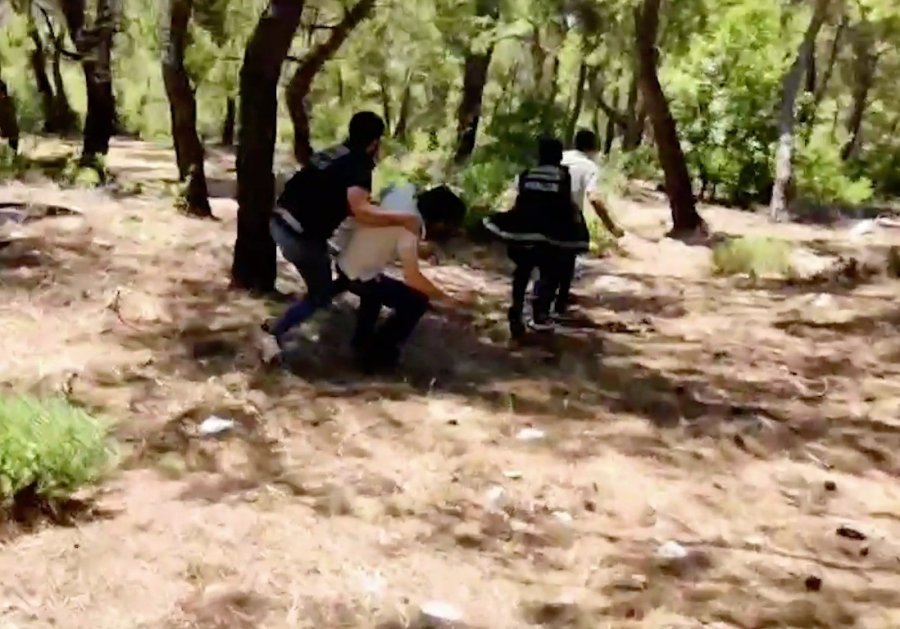Polisin Otomobille Yolunu Kestiği Uyuşturucu Tacirleri Ormanda Kovalamacayla Yakalandı