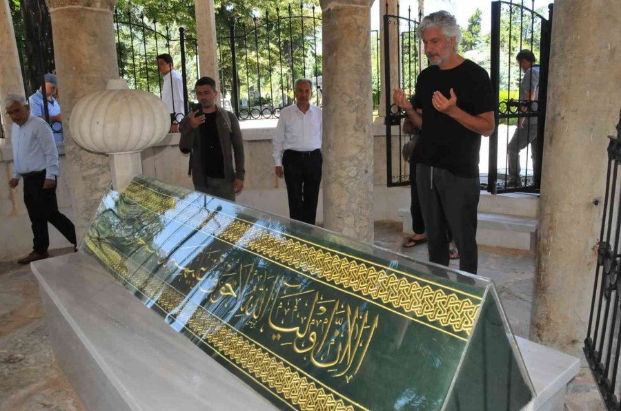 Behzat Uygur Tezgah Başına Geçip Bıçak Biledi