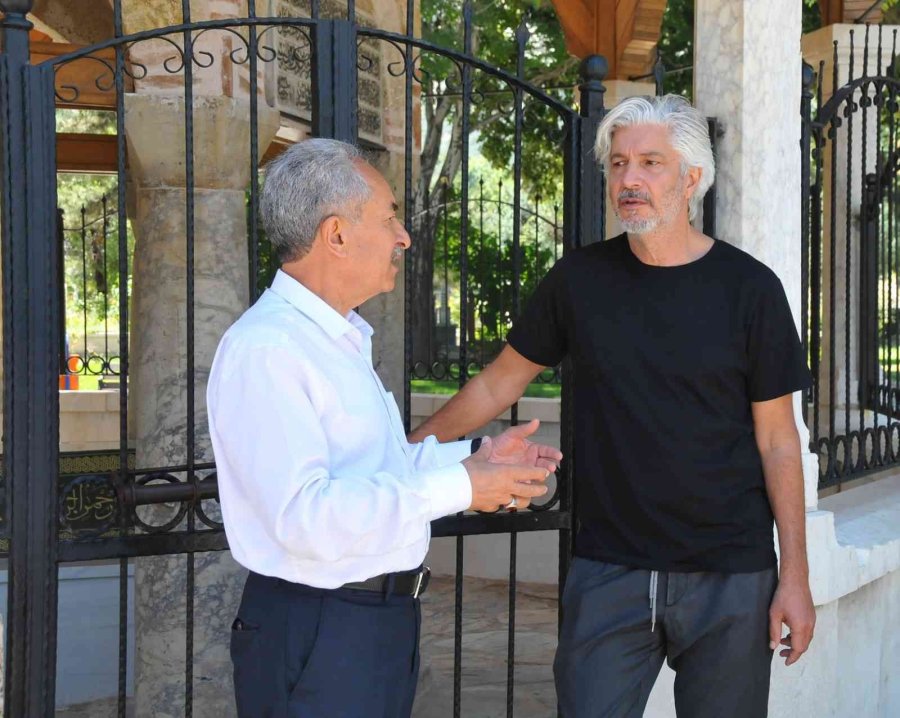 Behzat Uygur Tezgah Başına Geçip Bıçak Biledi