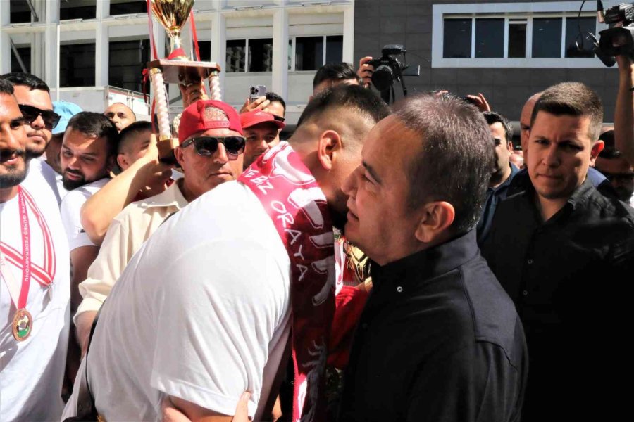 Kırkpınar’da Başpehlivanlığı Kazanan Cengizhan Şimşek, Memleketi Antalya’da Coşkuyla Karşılandı