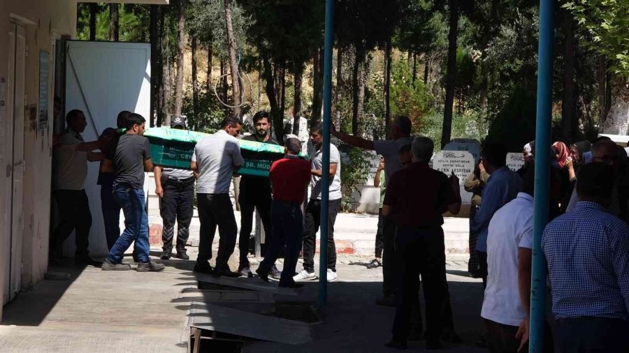 Mersin’de Cinnet Kurbanları Toprağa Verildi