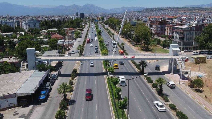 Gazi Bulvarı Üzerindeki Üst Geçit Tamamlandı