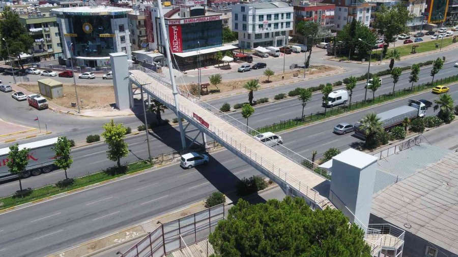 Gazi Bulvarı Üzerindeki Üst Geçit Tamamlandı