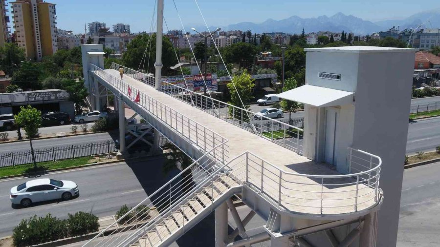 Gazi Bulvarı Üzerindeki Üst Geçit Tamamlandı