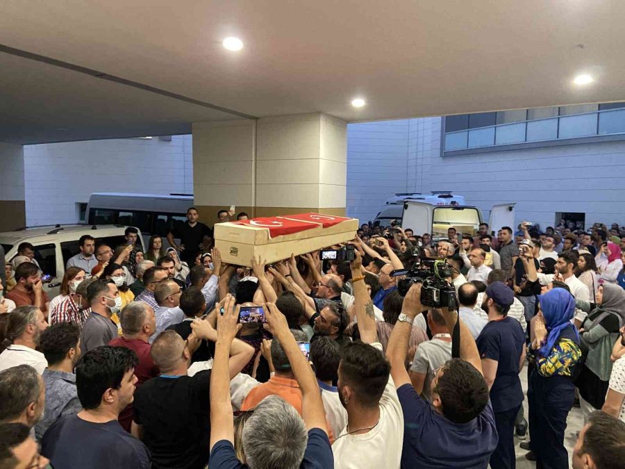 Silahlı Saldırıda Hayatını Kaybeden Doktor Ekrem Karakaya’nın Cenazesi Memleketine Uğurlandı