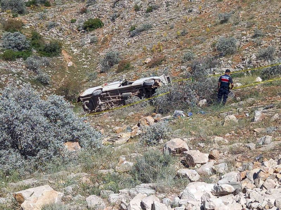 Tarım İşçilerini Taşıyan Minibüs Uçuruma Yuvarlandı: 2 Ölü, 17 Yaralı