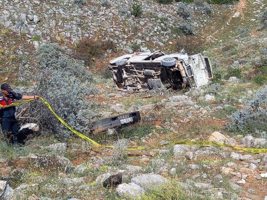 Tarım İşçilerini Taşıyan Minibüs Uçuruma Yuvarlandı: 2 Ölü, 17 Yaralı