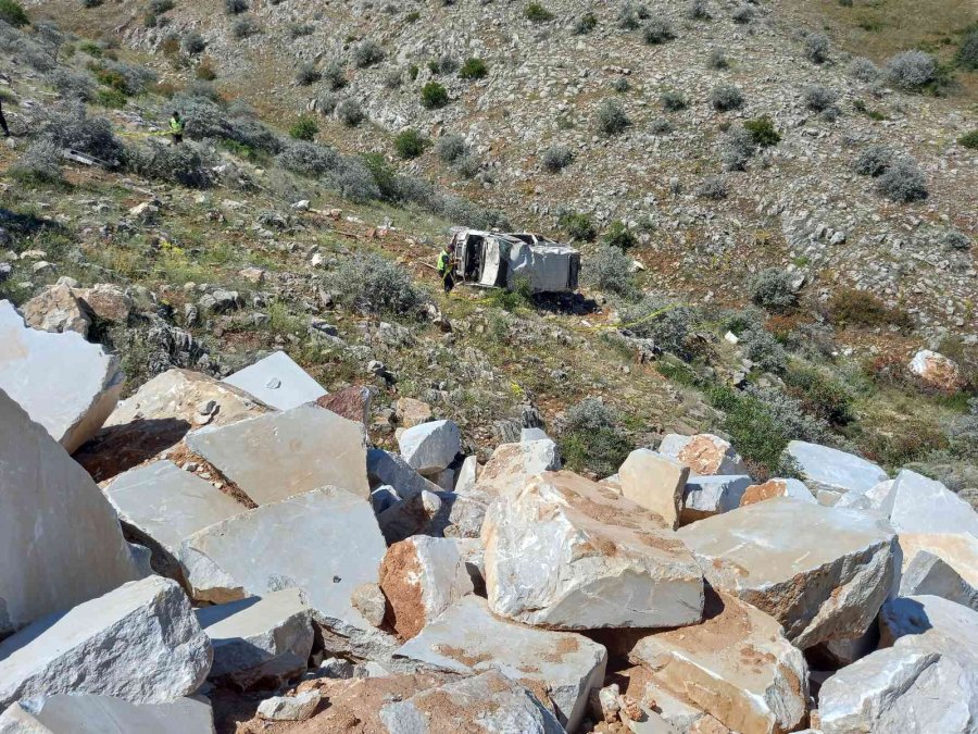 Tarım İşçilerini Taşıyan Minibüs Uçuruma Yuvarlandı: 2 Ölü, 17 Yaralı