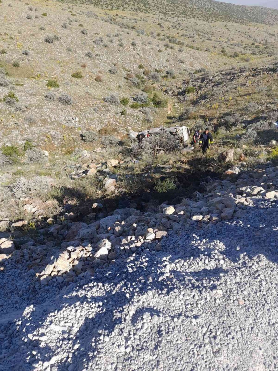 Tarım İşçilerini Taşıyan Minibüs Uçuruma Yuvarlandı: 2 Ölü, 17 Yaralı