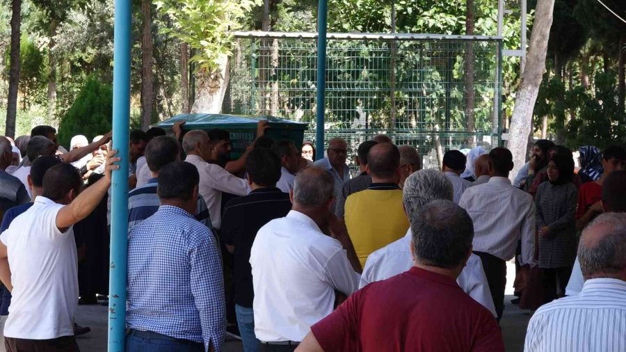 Mersin’de Cinnet Kurbanları Toprağa Verildi