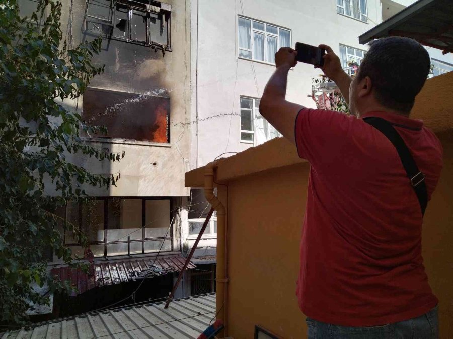 Mersin’de Yangın: İki İş Yeri Ve Boş Bir Ev Kullanılamaz Hale Geldi