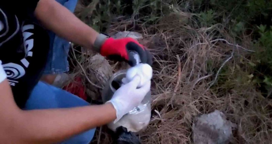 Polisin Otomobille Yolunu Kestiği Uyuşturucu Tacirleri Ormanda Kovalamacayla Yakalandı