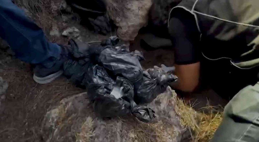 Polisin Otomobille Yolunu Kestiği Uyuşturucu Tacirleri Ormanda Kovalamacayla Yakalandı