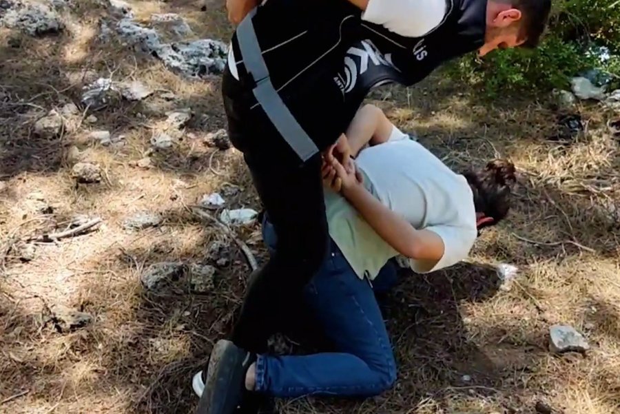 Polisin Otomobille Yolunu Kestiği Uyuşturucu Tacirleri Ormanda Kovalamacayla Yakalandı