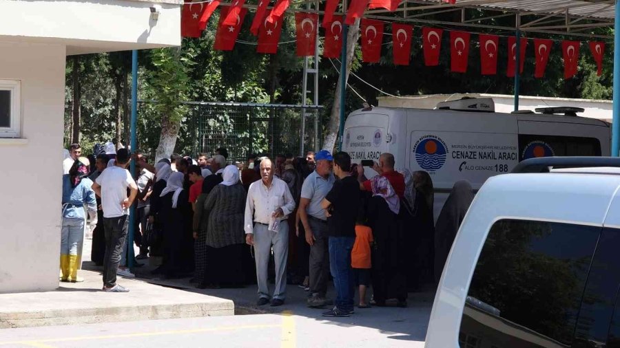 Mersin’de Cinnet Kurbanları Toprağa Verildi