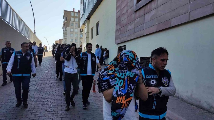 Kataloglarla Fuhuş Yaptıran Çeteye Operasyon: 27 Gözaltı