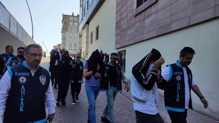 Kataloglarla Fuhuş Yaptıran Çeteye Operasyon: 27 Gözaltı