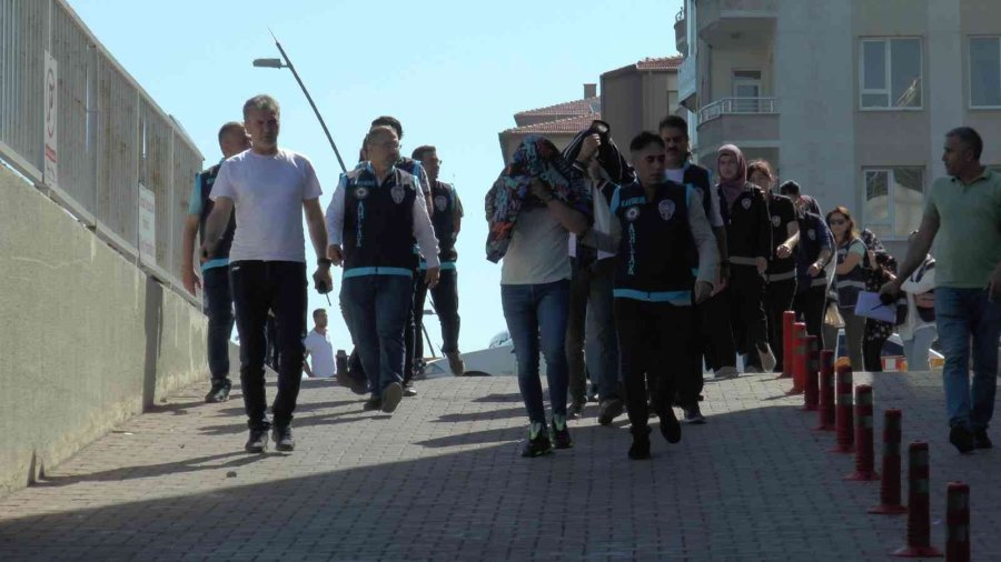 Kataloglarla Fuhuş Yaptıran Çeteye Operasyon: 27 Gözaltı