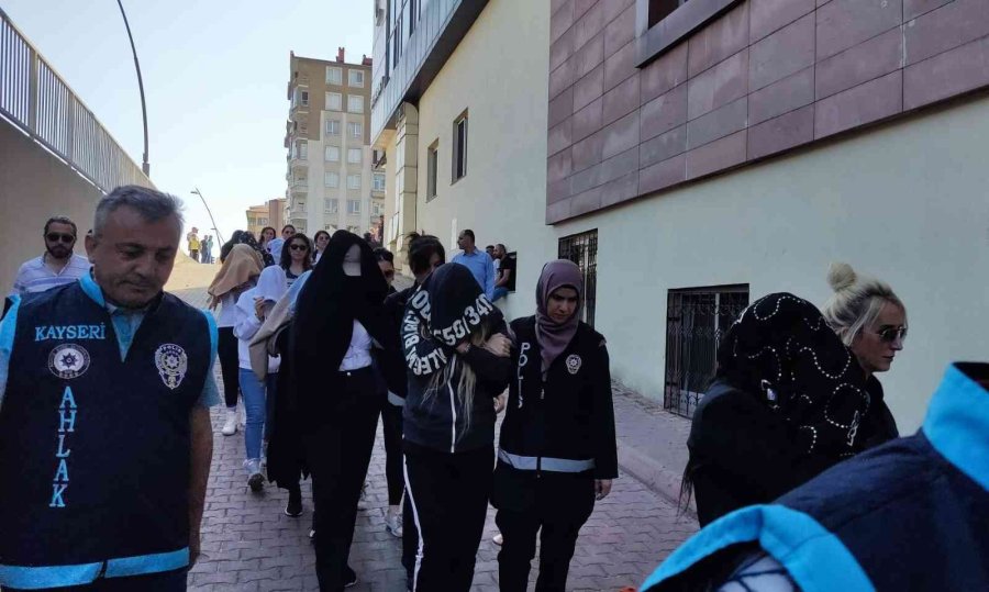 Kataloglarla Fuhuş Yaptıran Çeteye Operasyon: 27 Gözaltı