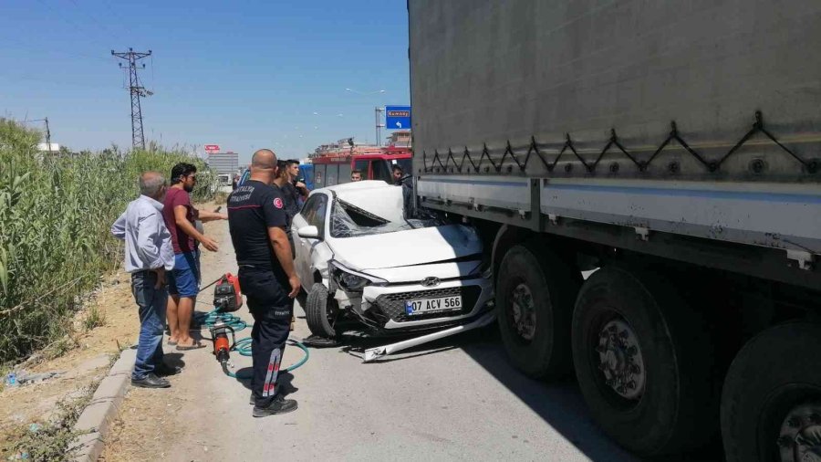 Antalya’da Bir Kaza Diğerini Beraberinde Getirdi: 2 Yaralı