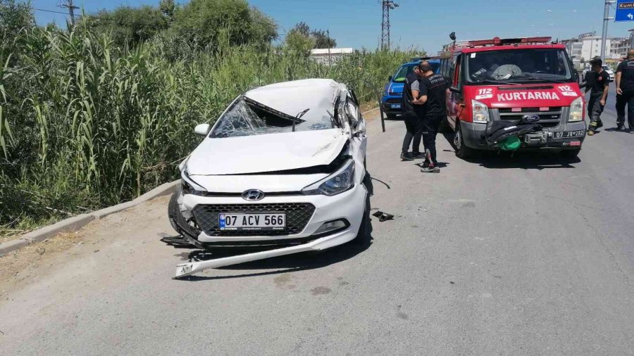 Antalya’da Bir Kaza Diğerini Beraberinde Getirdi: 2 Yaralı
